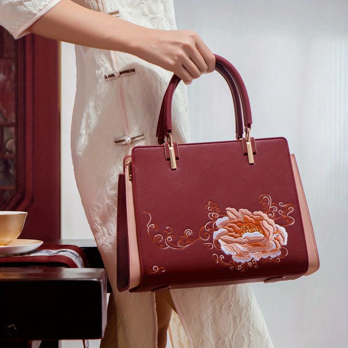 Retro Floral Embroidered Handbag with Multiple Pockets - Image 3