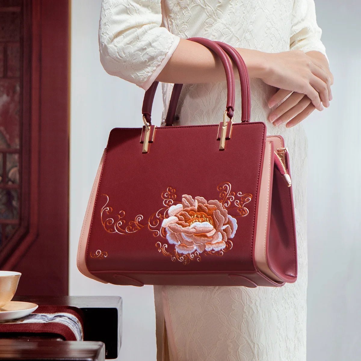 Retro Floral Embroidered Handbag with Multiple Pockets - Image 2